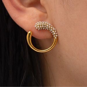 Asymmetric hoop earrings gold & pearl